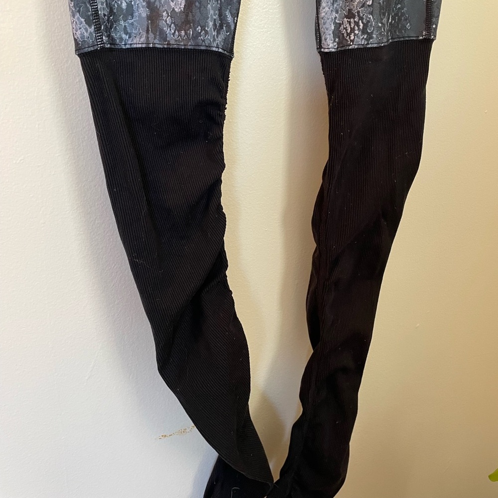 ALO | Goddess Leggings | Snake Print Black | Size XS - Picture 4 of 11